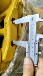 Made in China Top roller For D6R Crawler Tractor - Image 3